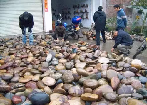 Chuyen la hom nay: Lang luoi, dan chi nhat da mua xe, mua nha...-Hinh-2