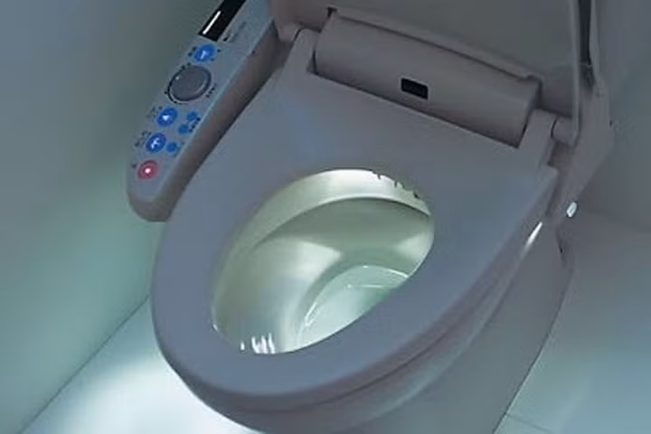 Bồn cầu có hệ thống sưởi và các nút bấm điều khiển nhiều tiện ích.