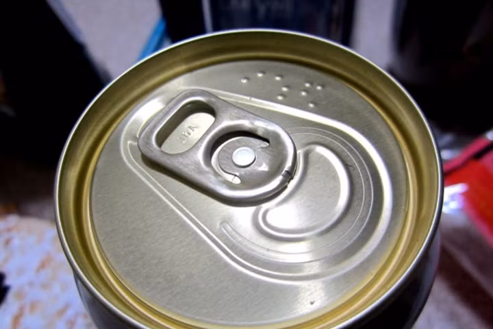 Lon bia có thêm chữ nổi braille ở trên nắp dành cho người khiếm thị.