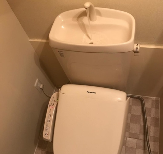 Toilet Nhật Bản có những bồn rửa tay gắn với bồn cầu để tận dụng nước vừa rửa tay, tạo sự tiện lợi và giúp tiết kiệm nước. 