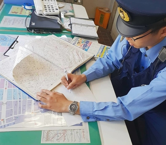 Khi bạn hỏi đường, cảnh sát Nhật Bản sẵn sàng vẽ tay sơ đồ chi tiết để giúp bạn tìm được hướng đi chính xác tới một địa điểm nào đó gần đồn cảnh sát.