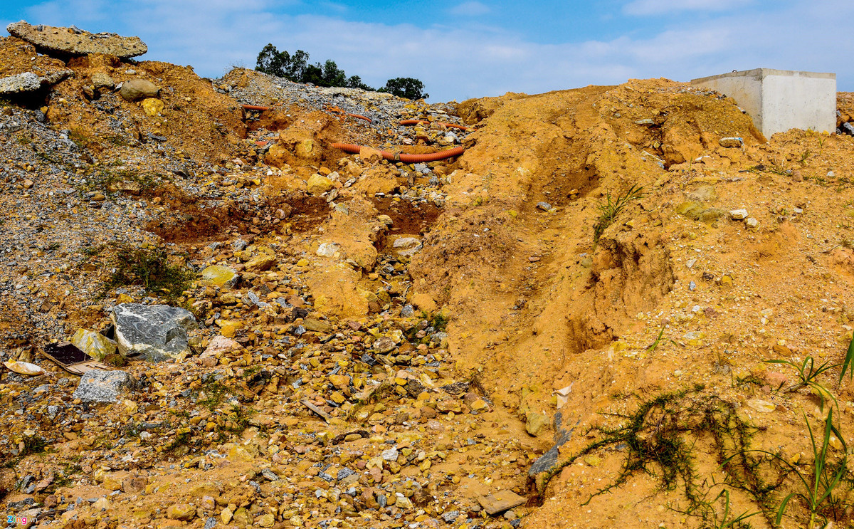 Mới trải qua vài cơn mưa đầu mùa, mái taluy đoạn qua vòng xoay cao tốc này đã bị sạt trượt. Nhà thầu Giang Tô đã ký hợp đồng với nhà thầu phụ là Công ty Anh Cường để thi công hạng mục vòng xoay này.
