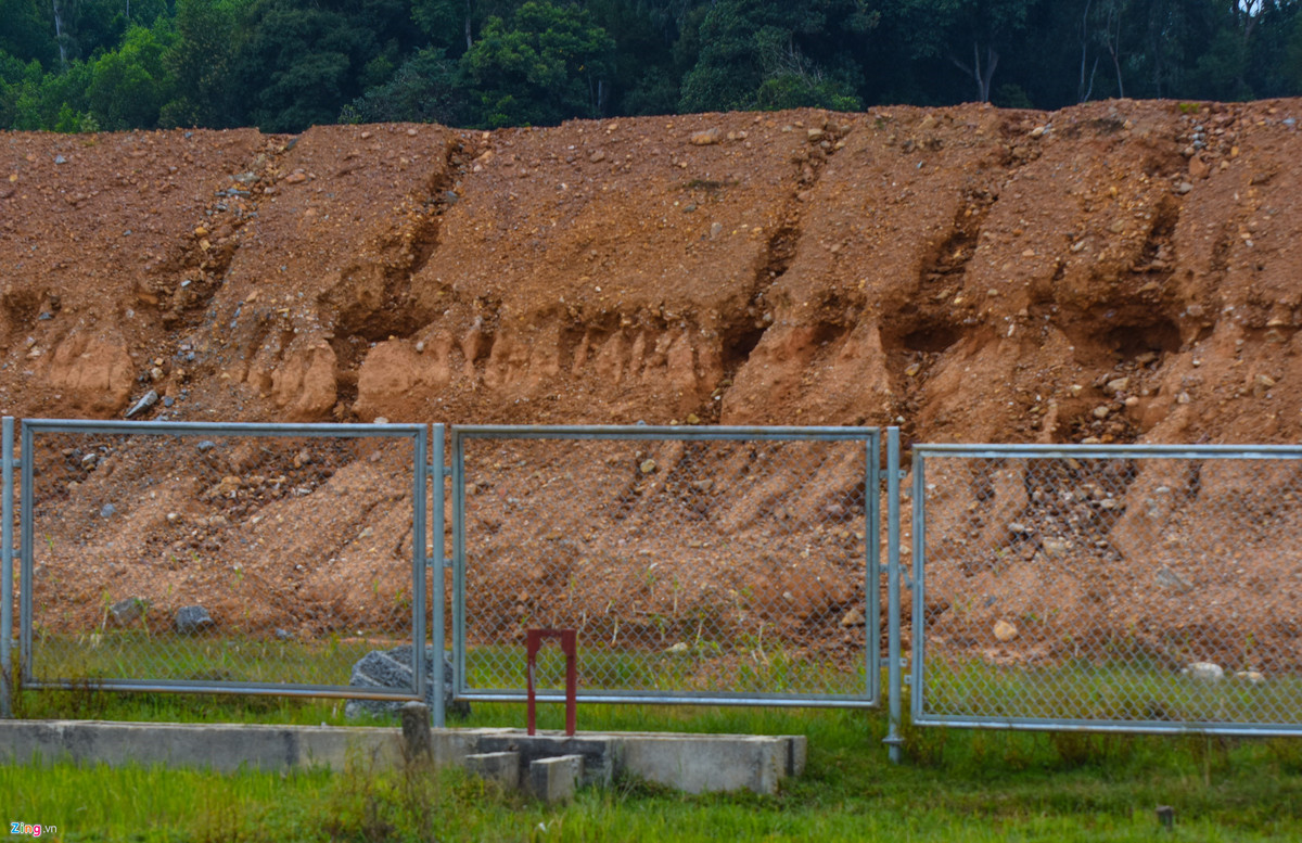 Rãnh sạt lở dày đặc, lõm sâu vào lòng mái taluy đường nhánh, gần khu vực vòng xoay cao tốc. Theo ông Tuấn, nếu khảo sát địa chất khu vực này xác định nền đất yếu mà đơn vị tư vấn thiết kế cho đắp đường cao 14 m với độ dốc lớn hơn 1:1 là vô lý. Vì theo quy chuẩn đắp đường cao 14 m, phải mở rộng chân taluy thành 21 m gọi là 1:1.5. Chưa khảo sát, giám định, chủ đầu tư đã quyết định chờ 300 ngày gia tải chống lún rồi mới thi công tiếp là vội vàng.