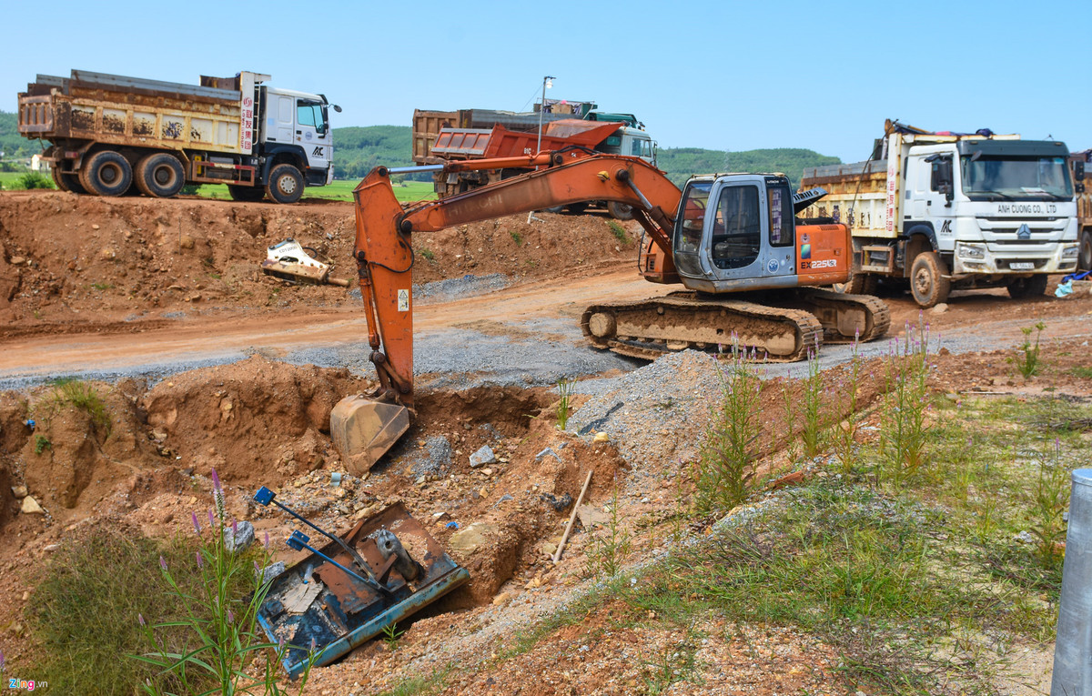 Xe tải, xe xúc của nhà thầu Anh Cường nằm ngổn ngang gần công trường vòng xoay cao tốc nhiều tháng qua. Lãnh đạo xã Bình Nguyên xác nhận nhà thầu thi công vòng xoay cao tốc này là Công ty Anh Cường (Hà Nội) tạm dừng thi công nhiều tháng qua. Phía nhà thầu cho biết do nhà thầu Giang Tô (Trung Quốc) nợ nần, chưa chuyển tiền nên họ đành tạm ngừng công việc ở khu vực này.