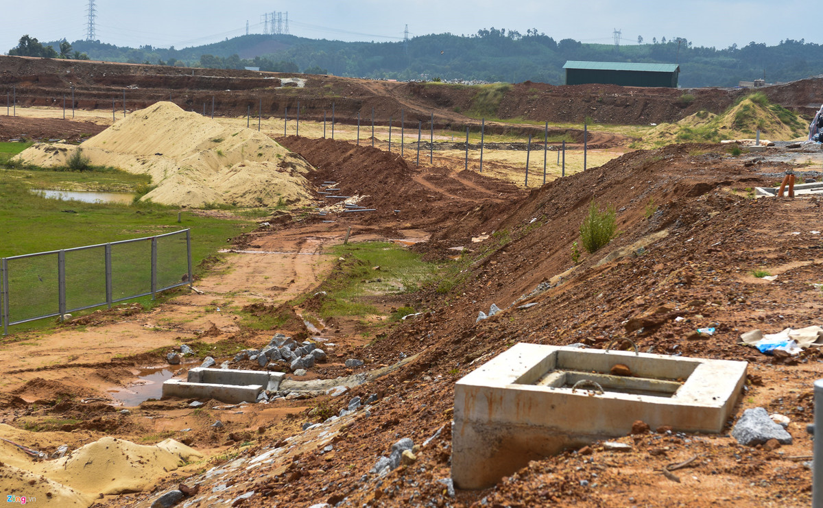 Nút vòng xoay cao tốc còn ngổn ngang chưa được lắp rào chắn an toàn đoạn qua xã Bình Nguyên (huyện Bình Sơn). Các chuyên gia cầu đường đề xuất nền đường đã lún 1 m thì nhà thầu tiếp tục quan trắc xử lý sụt lún đến khi tốc độ lún nhỏ hơn quy định. Sau đó tiếp tục thi công chỉ mất 2-3 tháng chứ không thể chấp nhận kéo dài thời gian gần cả năm được.