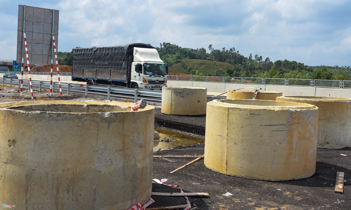 Nhà thầu Anh Cường dùng nhiều cống thoát nước làm hàng rào chắn đầu đường nhánh nối từ vòng xoay cao tốc vào đường Trì Bình - Dung Quất, vừa gây nguy hiểm cho các phương tiện giao thông vừa mất mỹ quan. Trước tình hình này, huyện Bình Sơn yêu cầu chủ đầu tư nghiên cứu giải pháp đẩy nhanh tiến độ thi công đường kết nối Khu kinh tế Dung Quất và một số khu vực lân cận với đường cao tốc, nhằm tạo điều kiện thuận lợi cho người dân và doanh nghiệp.