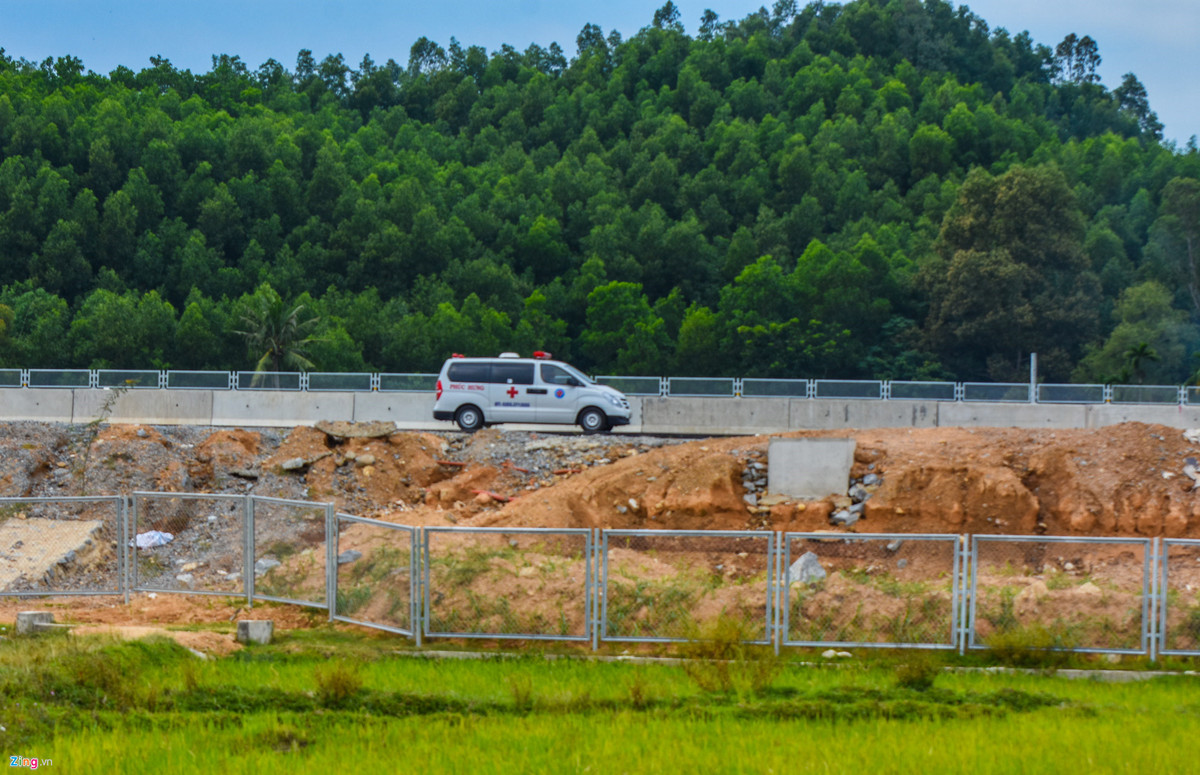 Mái taluy từ đường cao tốc lên cầu vượt nối về đường Trì Bình - Dung Quất sạt lở nham nhở. Theo lãnh đạo huyện Bình Sơn, nếu dự án vòng xoay này chậm kéo dài, người dân địa phương lẫn doanh nghiệp đầu tư ở Khu kinh tế Dung Quất muốn lên cao tốc để ra Đà Nẵng phải đi đường vòng mất nhiều thời gian, tốn kém chi phí vận tải. Họ buộc xuất phát từ huyện Bình Sơn vượt đường xa 30 km đến Trạm thu phí Quảng Ngãi, qua xã Tịnh Hà (huyện Sơn Tịnh), hoặc đi xa 40 km ra đến Trạm thu phí Tam Kỳ (Quảng Nam) mới có lối lên cao tốc.