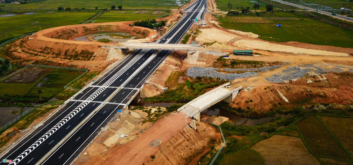 Vòng xoay cao tốc đấu nối vào đường Trì Bình đi cảng Dung Quất nhằm phục vụ cho quá trình đầu tư, phát triển Khu kinh tế Dung Quất đa ngành, đa lĩnh vực. Nút giao thông này được đấu nối có ý nghĩa đặc biệt quan trọng, thúc đẩy phát triển lọc hóa dầu, hóa chất, các ngành công nghiệp nặng có quy mô lớn, các hoạt động đầu tư du lịch thương mại, tài chính gắn với khai thác hiệu quả cảng nước sâu Dung Quất, sân bay Chu Lai, đô thị Vạn Tường, đô thị Dốc Sỏi.