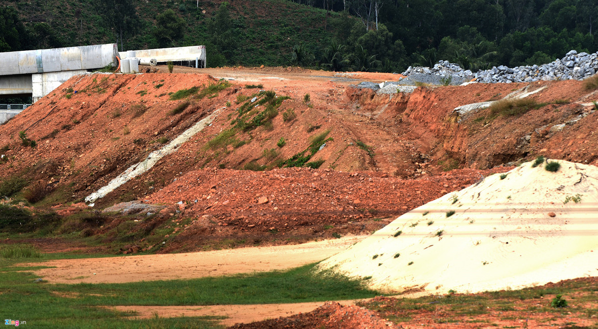 Đất cát và đá nằm ngổn ngang ở khu vực vòng xoay cao tốc. Hạng mục công trình này thuộc gói thầu A3 dài 10,6 km (Km 99+500 - Km 110+100) do Công ty TNHH công trình giao thông tỉnh Giang Tô (Trung Quốc) làm nhà thầu chính. Tổng giá trị gói thầu này khoảng 1.360 tỷ đồng, từ nguồn vốn vay của Ngân hàng Thế Giới (WB).