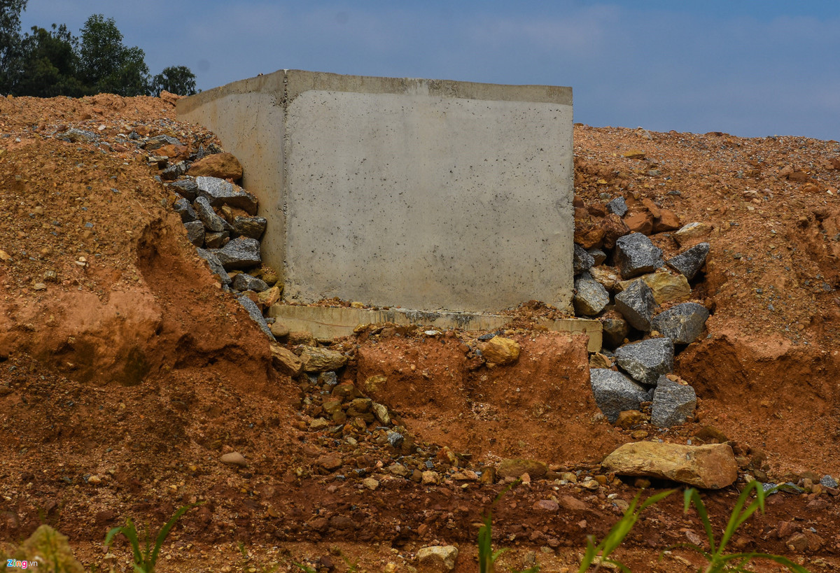 Mưa lớn gây sạt lở làm lộ lớp đá hộc bên trong với nhiều kích cỡ khác nhau. Kỹ sư cầu đường Nguyễn Hoàng Ngân cho rằng sụt lún thường xảy ra ở nền đất yếu là đất có cường độ chống cắt kém, khả năng biến dạng lớn do rỗng tự nhiên, có nguồn gốc khoáng vật như sét trầm tích trong nước hoặc hữu cơ như đất than bùn. Sụt lún thường có hai dạng sự cố lún sụp - trượt trồi và lún kéo dài.