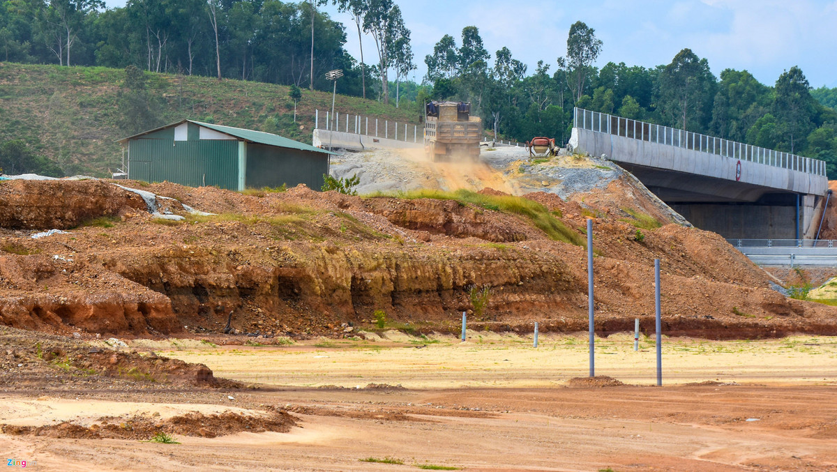 Điểm sụt lớn ở nơi kết nối giữa cầu vượt cao tốc với đường nhánh dẫn vào Trì Bình - Dung Quất. Đại diện VEC cho hay đường nhánh nối vòng xoay cao tốc ra đến đường sắt Trì Bình cao 14 m, nhưng đến nay đã sụt lún hơn 1 m. Chủ đầu tư đề xuất xử lý chờ gia tải chống sụt lún kéo dài đến 300 ngày, huyện Bình Sơn lo ngại vòng xoay chậm kéo dài gây cản trở giao thông cho người dân, ảnh hưởng lớn đến sự phát triển Khu kinh tế Dung Quất.