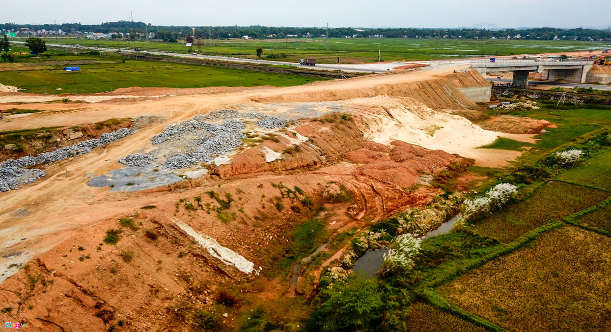 Dù tuyến cao tốc 34.500 tỷ đồng đã đưa vào khai thác 2 tháng, nhưng nhiều hạng mục công trình vòng xoay này vẫn ngổn ngang. Ông Đoàn Hà Yên, Phó chủ tịch UBND huyện Bình Sơn, cho biết qua trao đổi, đại diện VEC thừa nhận đường nhánh C1 nối cao tốc vào đường Trì Bình - Dung Quất bị lún vượt qua thiết kế đã được duyệt.