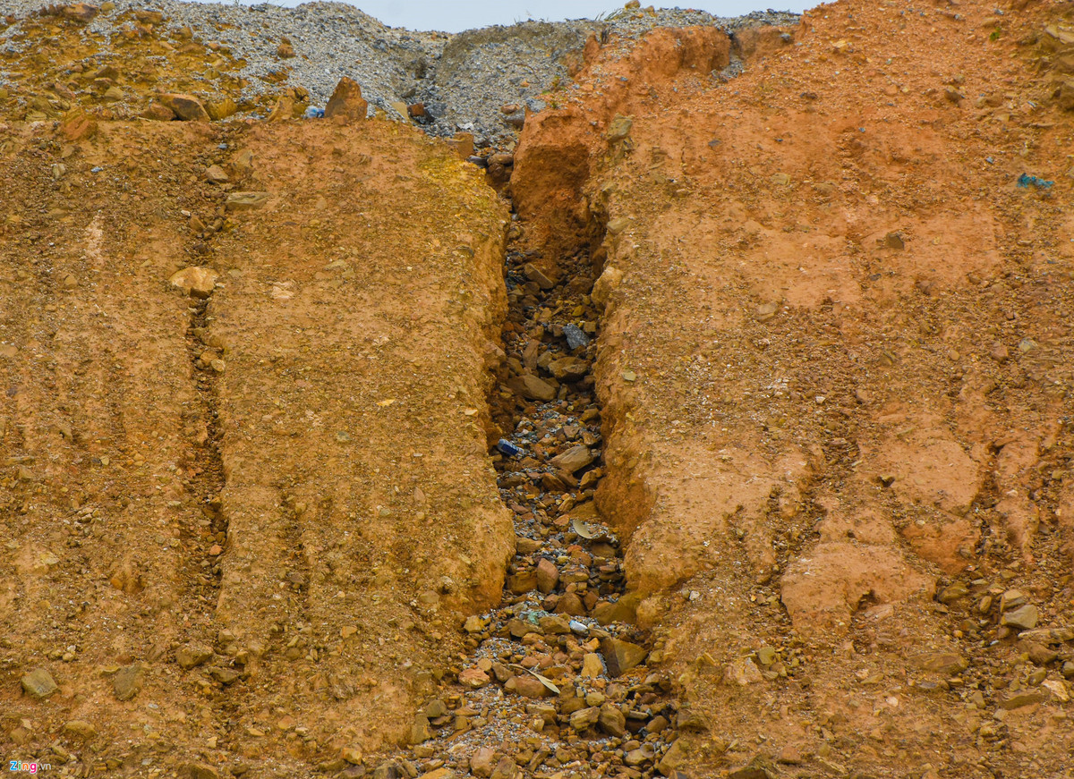 Rãnh sạt lở lớn ở mái taluy đường nhánh C1 nối từ vòng xoay cao tốc với đường Trì Bình - Dung Quất. Theo ông Ngân, trong quá trình thi công phải quan trắc lún, nếu phát hiện có dấu hiệu lún sụp - phình trồi phải báo để đơn vị tư vấn thiết kế và chủ đầu tư xử lý. Nhà thầu có thể dùng bệ phản áp, nghĩa là đắp đất rộng thêm xung quanh chân đường và giảm bớt tốc độ đắp đất để xử lý lún. Quá trình thi công, nếu không nạo vét lớp bùn hữu cơ trên mặt ruộng cũng dễ làm gia tăng tình trạng sụt lún này.