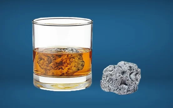 Đá lạnh không tan hình hộp sọ khủng long. Đá lạnh không tan hay còn gọi là đá whisky là một loại đá đặc biệt được chạm khắc thành đầu lâu của khủng long bạo chúa rất ấn tượng. Nó không những làm ly rượu của bạn thêm phần đặc sắc mà còn giúp làm mát đồ uống mà không pha loãng đồ uống đó.