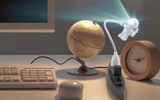 Đèn phi hành gia Usb, đây là kiểu đèn vô cùng hữu dụng, sử dụng ánh sáng led. Khi chạm vào tấm che nắng của chiếc mũ bảo hiểm gắn trên mô hình phi hành gia, chiếc đèn sẽ được bật lên một cách bất ngờ, ánh sáng được kích hoạt và đem tới cho người dùng một không gian sáng sủa, độc đáo.