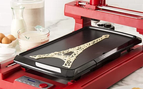 Máy in 3D làm bánh. Thông thường những vật 3D thường được làm từ nhựa và không ăn được thế nhưng máy in làm bánh 3D thì không. Nó có thể tạo ra những chiếc bánh có hình thù đẹp mắt và độc đáo. Có hàng trăm hình dạng có thể chọn lựa hoặc tùy chỉnh vẽ theo ý thích của bạn.