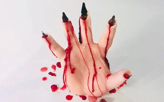 Nến đẫm máu, dành cho những người yêu thích các bộ phim kinh dị. Khi những ngọn nến được đốt cháy, sáp nến sẽ dần tan chảy và giải phóng một thứ chất lỏng có màu đỏ như máu người. Khi ngọn nến tiếp tục chảy, nó sẽ dần dần lộ ra khung "xương" bằng kim loại bên trong.