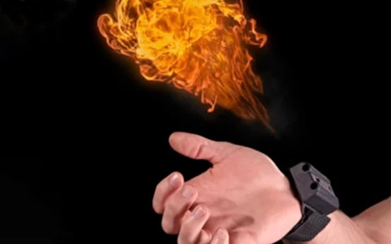 Súng phun lửa mini, đây là một thiết bị đeo được, mọi người có thể thổi ra một quả cầu lửa nho nhỏ khi bật thiết bị này lên. Nó là một món quà khoa học siêu ấn tượng với những người yêu thích và mong muốn có được siêu năng lực. Tuy nhiên, sản phẩm này không được khuyến khích với những người trẻ dưới 18 tuổi.