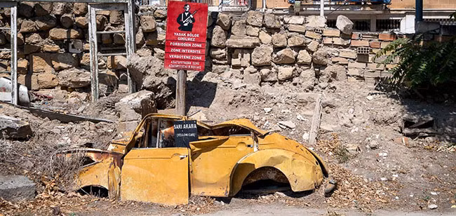 Síp vẫn bị chia cắt bởi khu vực phi quân sự kể từ đó, với miền bắc gồm phần lớn là người Thổ Nhĩ Kỳ sinh sống và phần còn lại của người Síp gốc Hy Lạp. Sau khi bị chia cắt vùng đất nằm giữa này trở thành nơi hoang vắng không có người. Nhiều căn hộ đã bị bỏ hoang trong khu đất phi quân sự của khu phi quân sự.