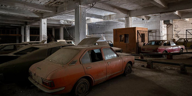 Cả con đường heo hắt, các tòa nhà trống vắng trong một thị trấn dường như chỉ còn toàn linh hồn người chết đang âm thầm chờ màn đêm buông xuống. Theo những lời đồn đại của một số cư dân cũ quay lại chốn này vì nhớ nhung, ban đêm luôn có những tiếng than khóc, tiếng chân người lang thang… thật đáng sợ.