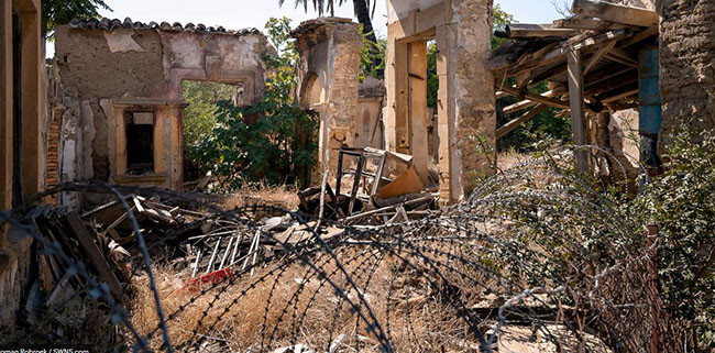 Các doanh nghiệp, ô tô và các tòa nhà nằm quạnh quẽ trong nhiều thập kỷ. Showroom xe hơi này đã từng là một cửa hàng làm ăn phát đạt. Giờ nó cô đơn trống hoác thế này đây.