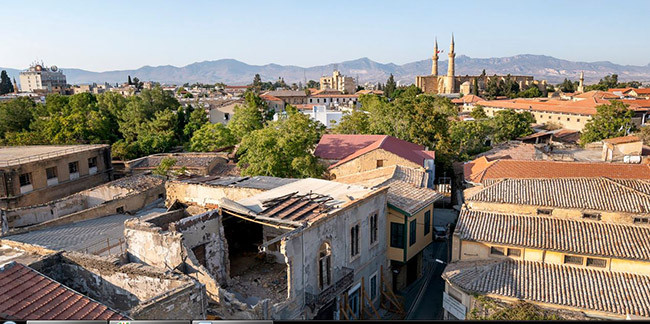 Nhà thờ Byzantine Ayios Iakovos thế kỷ 15 ở khu phố cổ của miền trung Nicosia cũng đã bị ảnh hưởng trong vùng đất hoang vu này.