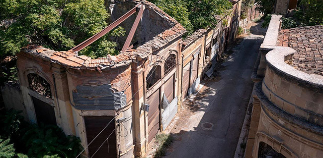 Những chiếc xe dơ bẩn và đổ nát đã bị bỏ lại để ngồi trong bãi đậu xe xung quanh khu phi quân sự 100 dặm. Cả mang lại cảm giác như một thị trấn ma, nơi gần như không có một bóng người. Cả một không gian đổ nát thê lương. Các lỗ đạn trên tường của rất nhiều tòa nhà, và túi cát trong cửa sổ, đã mang lại một cảm giác đáng sợ.