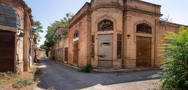 Các phòng trưng bày xe hơi bị bỏ rơi nhiều thập kỷ bị bao phủ bởi hàng tạ bụi, hàng chục chiếc xe hơi bị bỏ lại rỉ sét sắp biến thành đống sắt vụn.