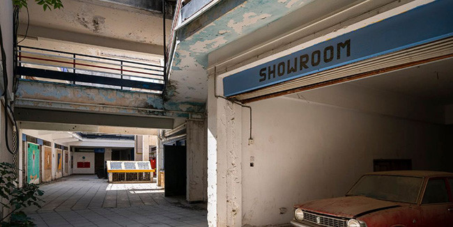 Cả một khu vực kéo dài nhiều dặm, với bao nhiêu oanh liệt của quá khứ giờ đã thành một thị trấn ma.