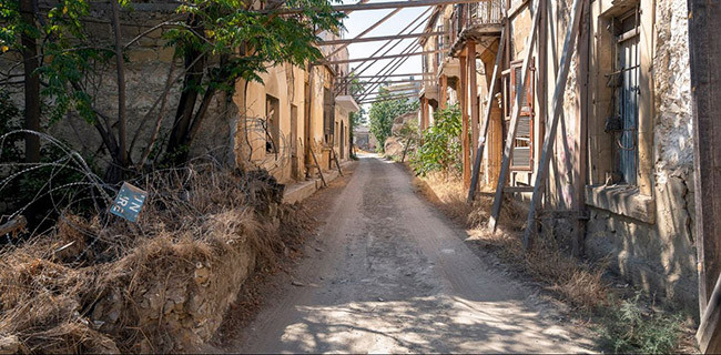 Những con phố từng đông đúc, sầm uất, giờ đây không một bóng người. Những ngôi nhà bị bỏ hoang lâu năm đang dần sụp đổ.