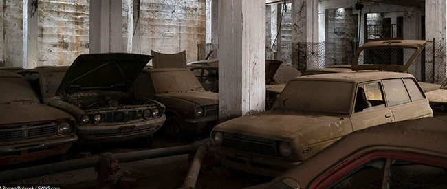 Hàng rào dây thép gai và những tàn tích đổ nát sau cuộc chiến càng biến không gian nơi đây trở nên thê lương, chết chóc hơn.