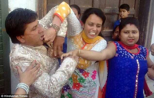 Dang dam cuoi, chu re bi danh toi tap boi nguoi khong ngo nay