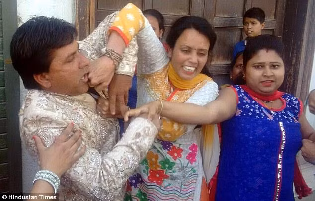 Đang đám cưới, chú rể bị đánh tới tấp bởi người không ngờ này Dang dam cuoi, chu re bi danh toi tap boi nguoi khong ngo nay