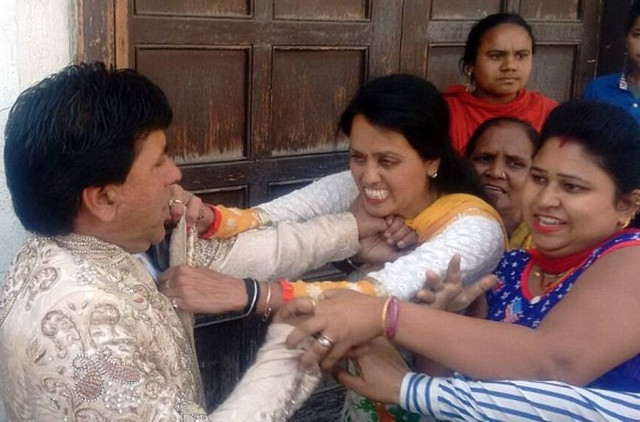 Dang dam cuoi, chu re bi danh toi tap boi nguoi khong ngo nay-Hinh-3