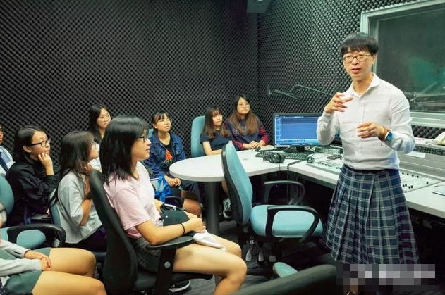 Nam giao su thich mac vay di day va su that gay choang-Hinh-2