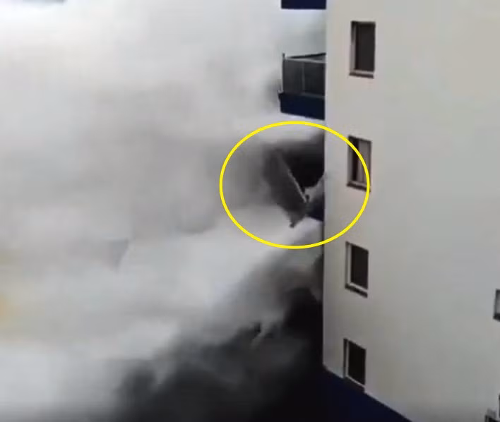 Kinh hoang song cao 8m cuon phang ban cong tang 3-Hinh-2