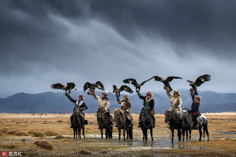 Mới đây, nhiếp ảnh gia Daniel Kordan, 29 tuổi ghi được những hình ảnh cực kỳ ấn tượng về sự gắn bó khăng khít giữa những thợ săn Mông Cổ và chim đại bàng khổng lồ.