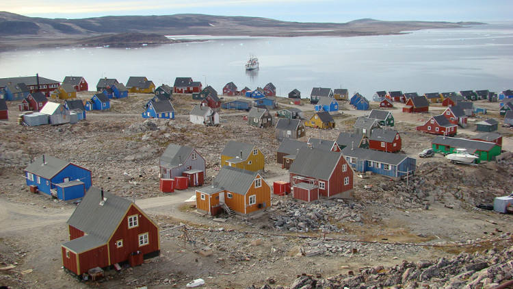 Làng Ittoqqortorrmiit, Greenland: Ngôi làng nhỏ ở bờ biển phía đông của Greenland không chỉ có tên khó phát âm, mà còn là một trong những nơi xa nhất có người sinh sống. Chỉ có 452 người sống ở Ittoqqortorrmiit. Làng được bao quanh bởi biển, nhưng không thể tiếp cận bằng thuyền trong suốt 9 tháng, vì nhiệt độ xuống thấp đến mức nước biển đóng băng. Cách làng 40 km có một sân bay nhỏ của địa phương nhưng không có khách nên chẳng mấy khi hoạt động. (Ảnh: Neo Bux).