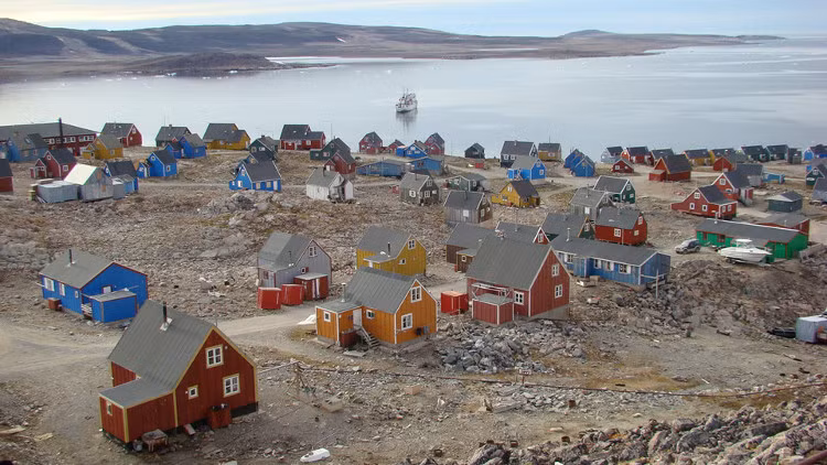 Làng Ittoqqortorrmiit, Greenland: Ngôi làng nhỏ ở bờ biển phía đông của Greenland không chỉ có tên khó phát âm, mà còn là một trong những nơi xa nhất có người sinh sống. Chỉ có 452 người sống ở Ittoqqortorrmiit. Làng được bao quanh bởi biển, nhưng không thể tiếp cận bằng thuyền trong suốt 9 tháng, vì nhiệt độ xuống thấp đến mức nước biển đóng băng. Cách làng 40 km có một sân bay nhỏ của địa phương nhưng không có khách nên chẳng mấy khi hoạt động. (Ảnh: Neo Bux).