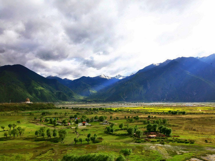 Huyện Motuo, Trung Quốc: Motou hay Mêdog nằm ở địa khu Nyingchi, khu tự trị Tây Tạng. Nơi này không có con đường cố định nào dẫn vào, vì đường thường bị lở đất, tuyết phủ. Điều này khiến khu vực hầu như không chịu ảnh hưởng từ cuộc sống hiện đại. Chính phủ Trung Quốc từng cho xây dựng đường và cầu dẫn đến huyện nhưng điều kiện thời tiết khắc nghiệt, địa hình xấu, những trận lở đất đã khiến việc này trở nên khó khăn. Trước khi một con đường được hoàn thành năm 2013, để đến được vùng đất có cảnh quan ngoạn mục này, du khách thường phải vượt qua dãy Himalaya trước khi băng qua cây cầu treo dài 200m. (Ảnh: China Tours Online).