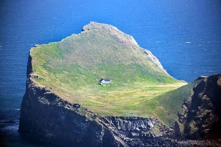 Vestmannaeyjar, Iceland, nằm dọc theo bờ biển phía nam đất nước, quần đảo này khá đẹp, chỉ có khoảng 4.000 người sinh sống.