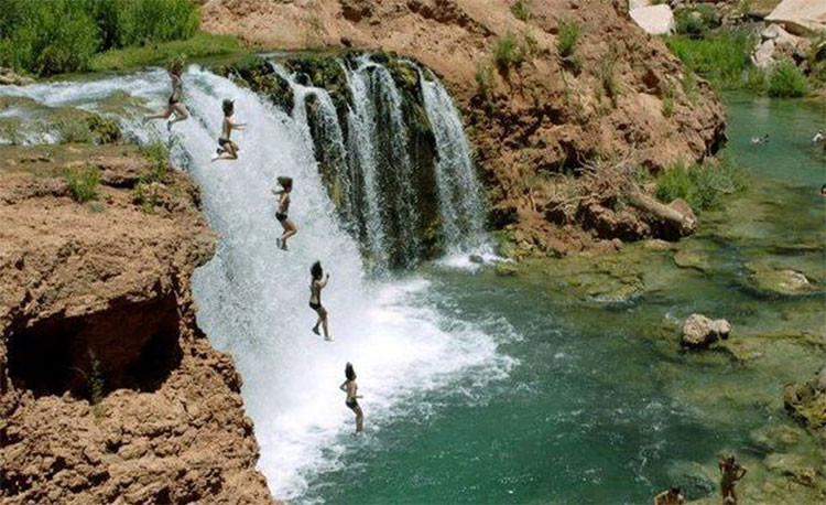 Supai, Arizona, là thị trấn bị cô lập nhất trong lãnh thổ Mỹ. Không có con đường trải nhựa nào dẫn vào thị trấn, người ta phải đi trực thăng hoặc dùng con la. Thư cho 200 cư dân cũng được những con la vận chuyển.