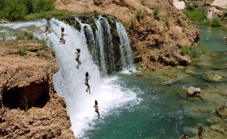 Supai, Arizona, là thị trấn bị cô lập nhất trong lãnh thổ Mỹ. Không có con đường trải nhựa nào dẫn vào thị trấn, người ta phải đi trực thăng hoặc dùng con la. Thư cho 200 cư dân cũng được những con la vận chuyển.