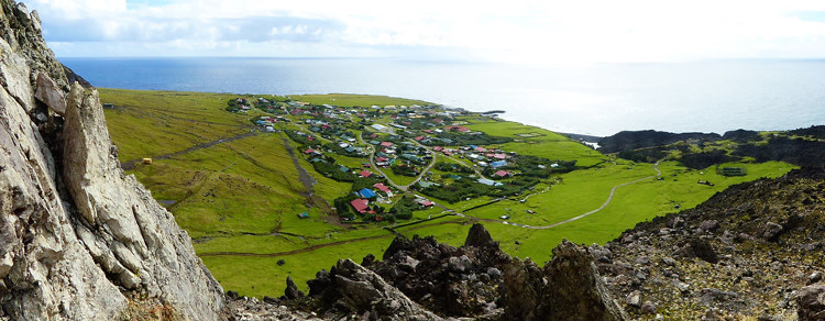 Nhóm đảo Tristan Da Cunha: Nhóm đảo Tristan Da Cunha nằm ở phía nam Đại Tây Dương, cách Nam Phi 2816km, cách Nam Mỹ 3.360km. Gần 300 cư dân trên đảo chủ yếu là nông dân và thợ thủ công. Địa hình nhiều núi đá khiến không thể xây dựng sân bay trên đảo. Mỗi năm chỉ có 9 lần những con tàu đánh cá từ Nam Phi ghé vào đảo. Tuy vậy ở đây cũng có đài truyền hình và có thể kết nối internet qua vệ tinh. (Ảnh: The Lab and Field).