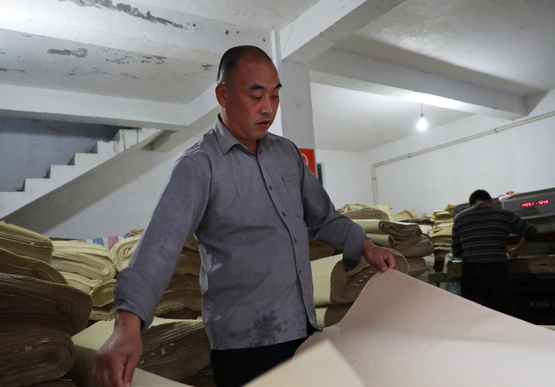 Chuyen la hom nay: Nguoi dan ong mua nuoc tieu be trai gia cao-Hinh-5