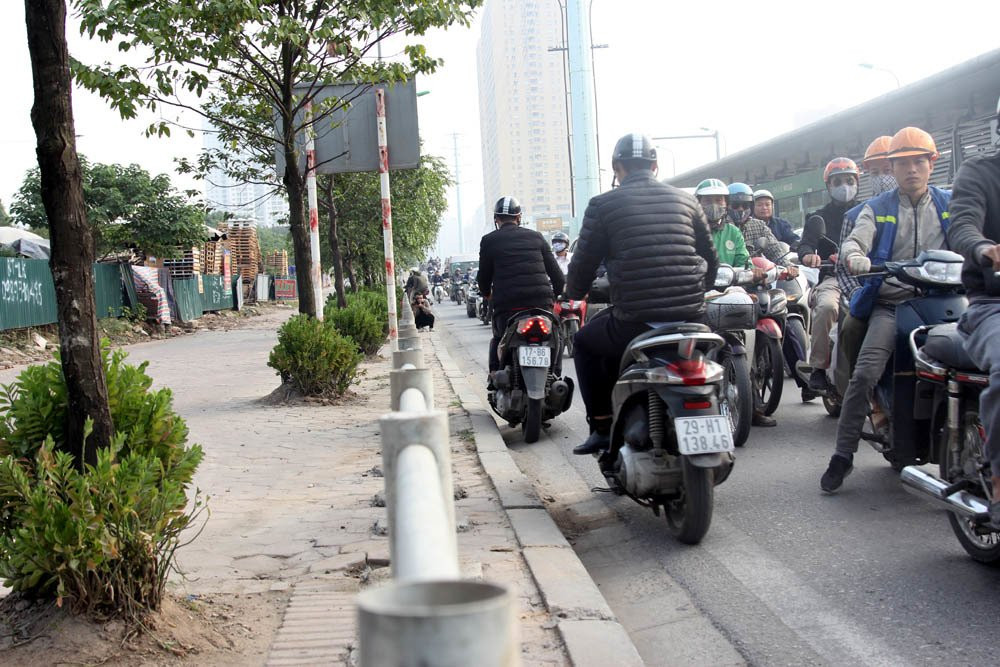 Ha Noi: Rao chan via he, xe may lu luot luon lach chay nguoc chieu-Hinh-5