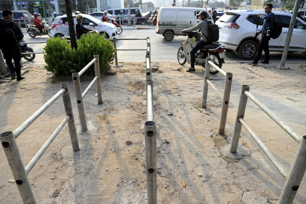 Ha Noi: Rao chan via he, xe may lu luot luon lach chay nguoc chieu-Hinh-3