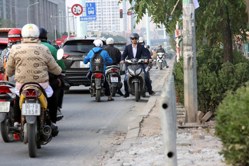 Ha Noi: Rao chan via he, xe may lu luot luon lach chay nguoc chieu-Hinh-6