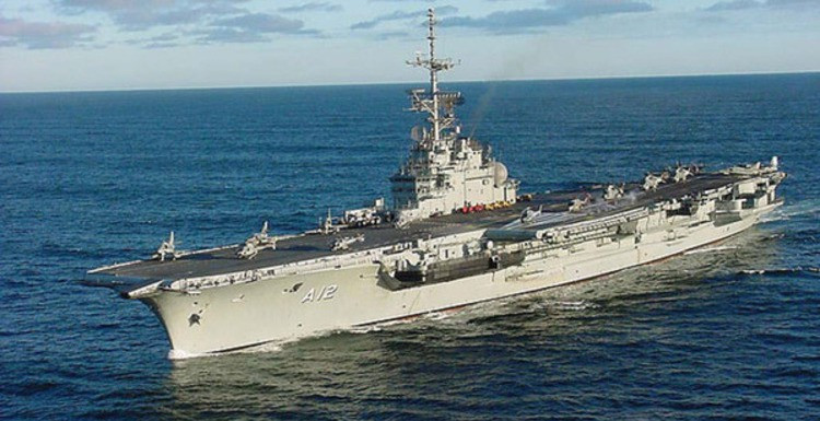 Tàu sân bay Sao Paulo (A12) được hải quân Brazil mua lại vào năm 2000 từ hải quân Pháp với giá 12 triệu USD dưới thời kỳ cầm quyền của Tổng thống Fernando Henrique Cardoso.