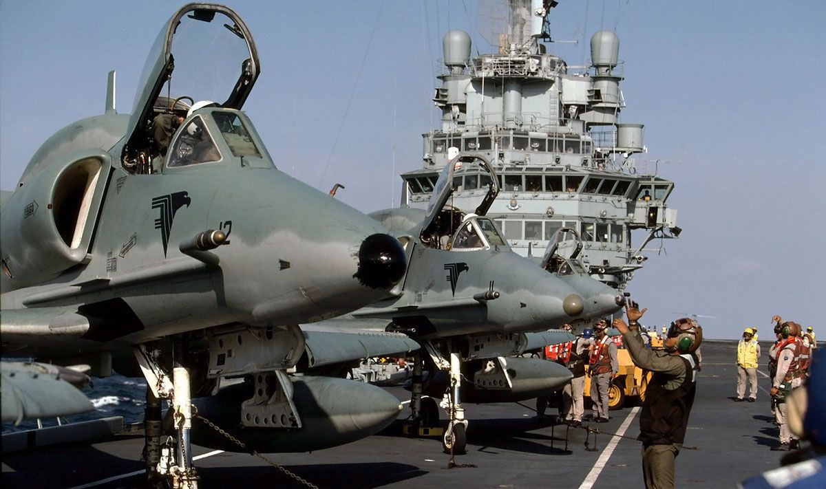 Điều này có thể khiến cho con tàu chỉ được mua về để làm sắt vụn, không hiểu hải quân Brazil còn giữ những máy bay A-4 Skyhawk này làm gì khi chúng cũng sắp đến hạn loại biên.